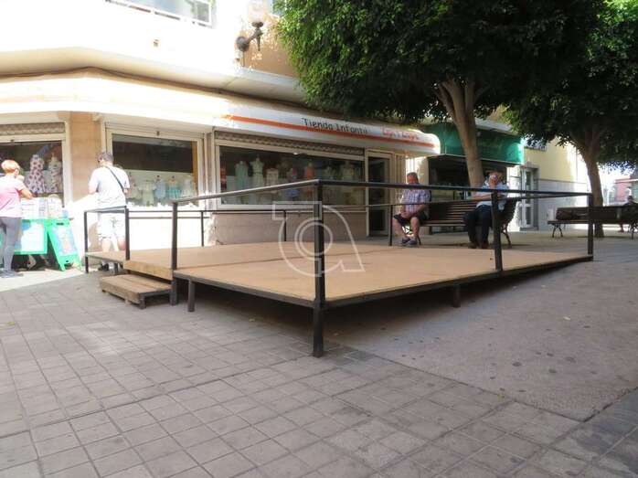 Imagen de la plataforma de madera colocada sin permiso en una calle de Telde (Foto TA)